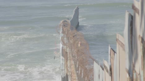 Línea-Fronteriza-De-La-Playa-De-Tijuana-Con-Olas-Rompiendo-En-El-Mar