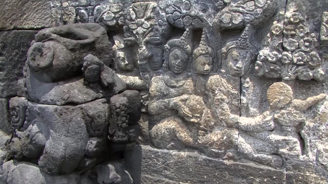 Basso rilievo presso il Tempio di Borobudur, Sito Patrimonio dell'Umanità UNESCO, Giava Centrale, Indonesia, Tempio buddista.