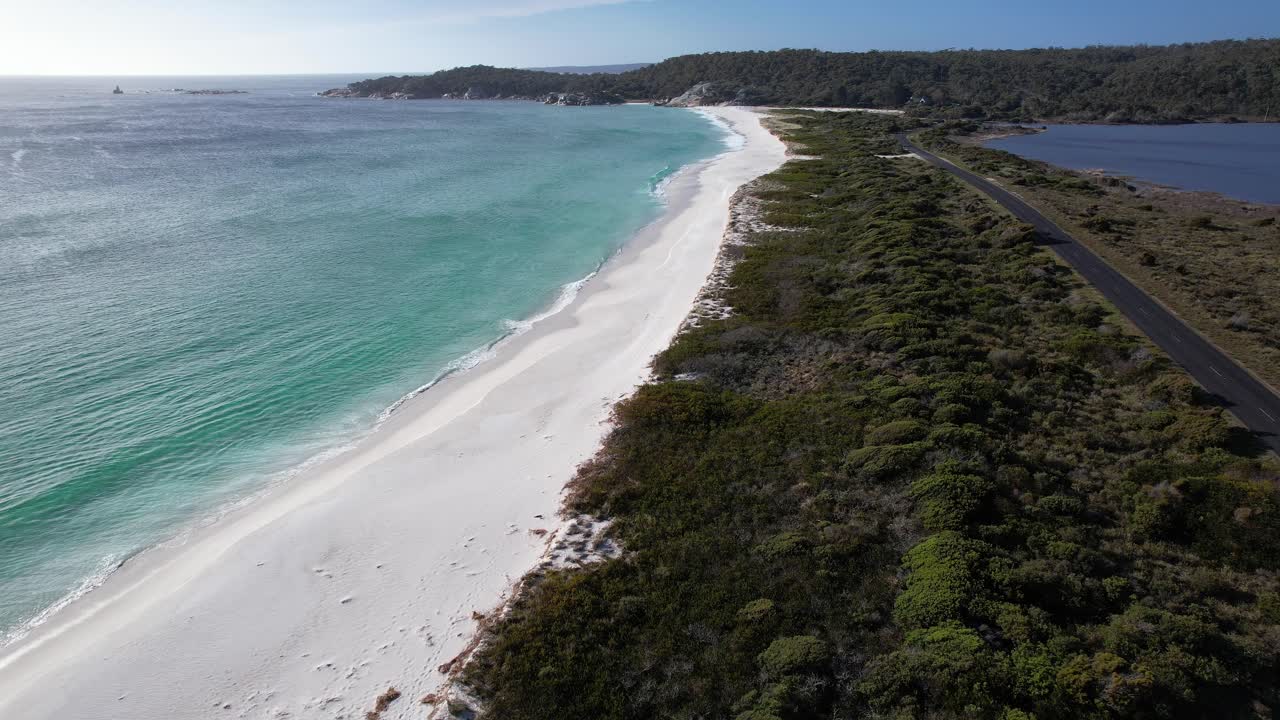 Sabbia bianca e oceano blu, Taylors Beach in Tasmania, Australia - Ripresa aerea