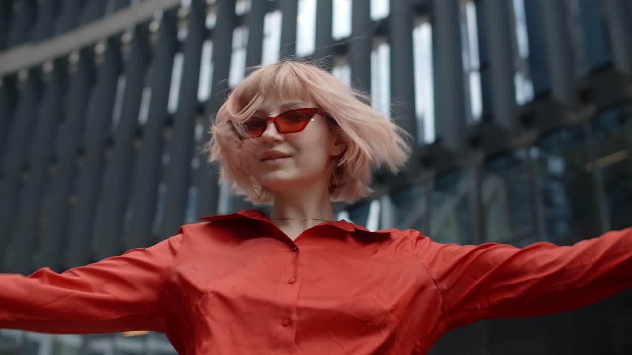 стильная женщина танцует в городе.