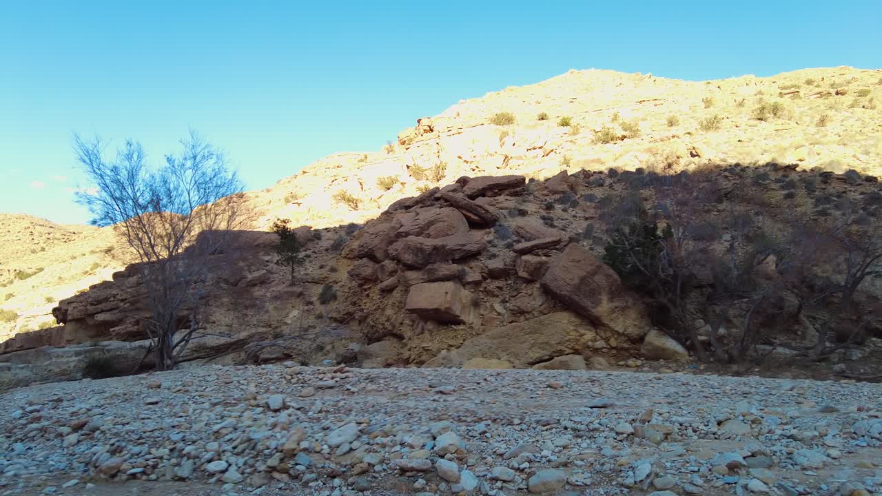 un río en el medio del desierto del sáhara argelia biskra
