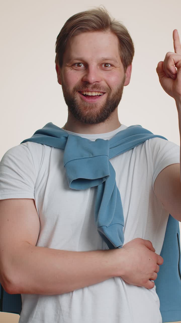 Uomo caucasico ispirato con una buona idea per un piano di startup, che mostra ispirazione, motivazione e il gesto di eureka.