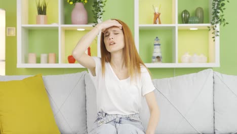 mujer joven con dolor de cabeza. problemas de salud.