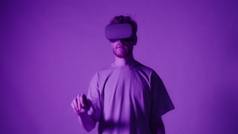 mann mit vr-headset im lila licht