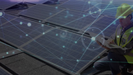 animación de la red de conexiones sobre el hombre caucásico instalando paneles solares
