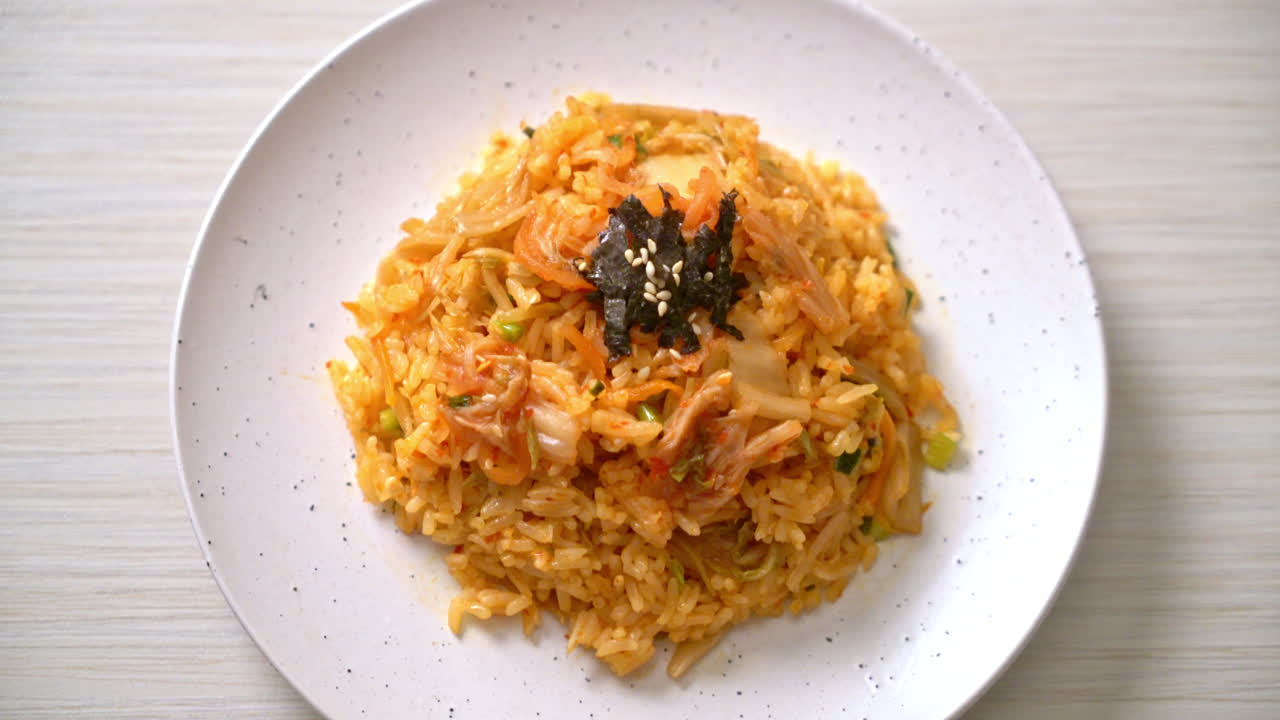 arroz frito kimchi con algas y sésamo blanco - estilo de comida coreana