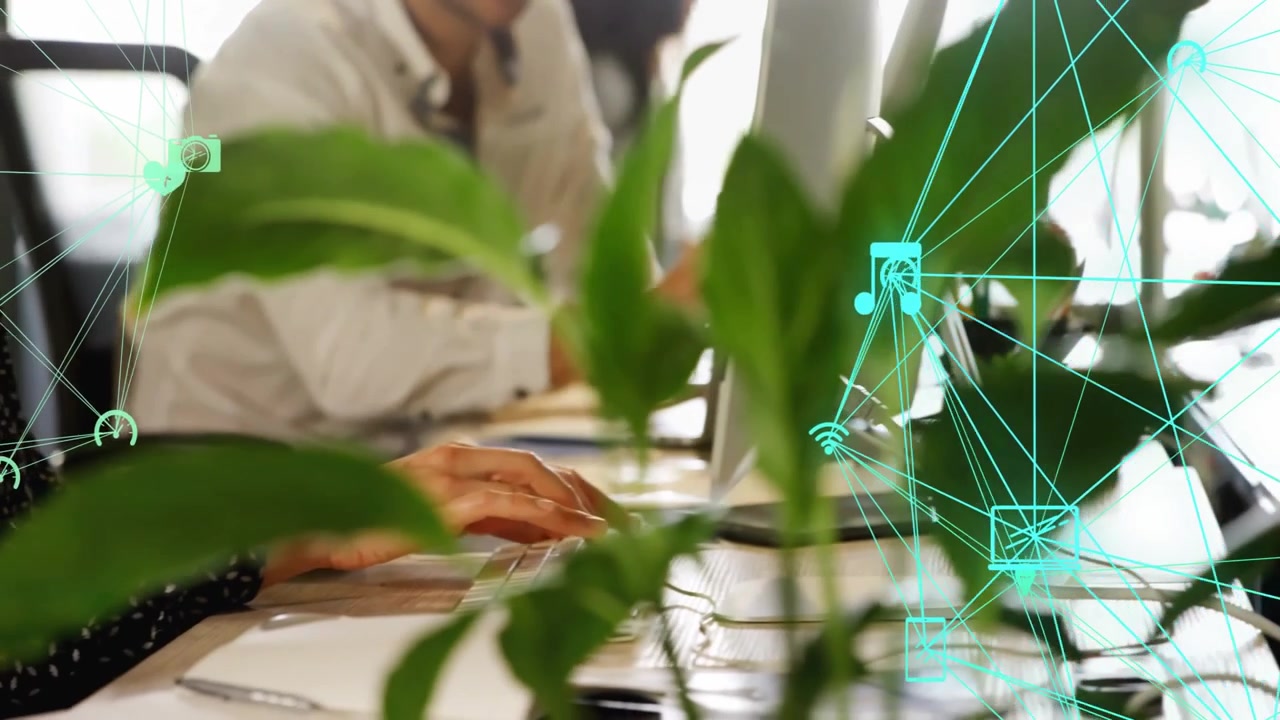Donna che digita sulla tastiera del laptop alla scrivania dell'ufficio, visualizzando icone e linee di rete tecnologica