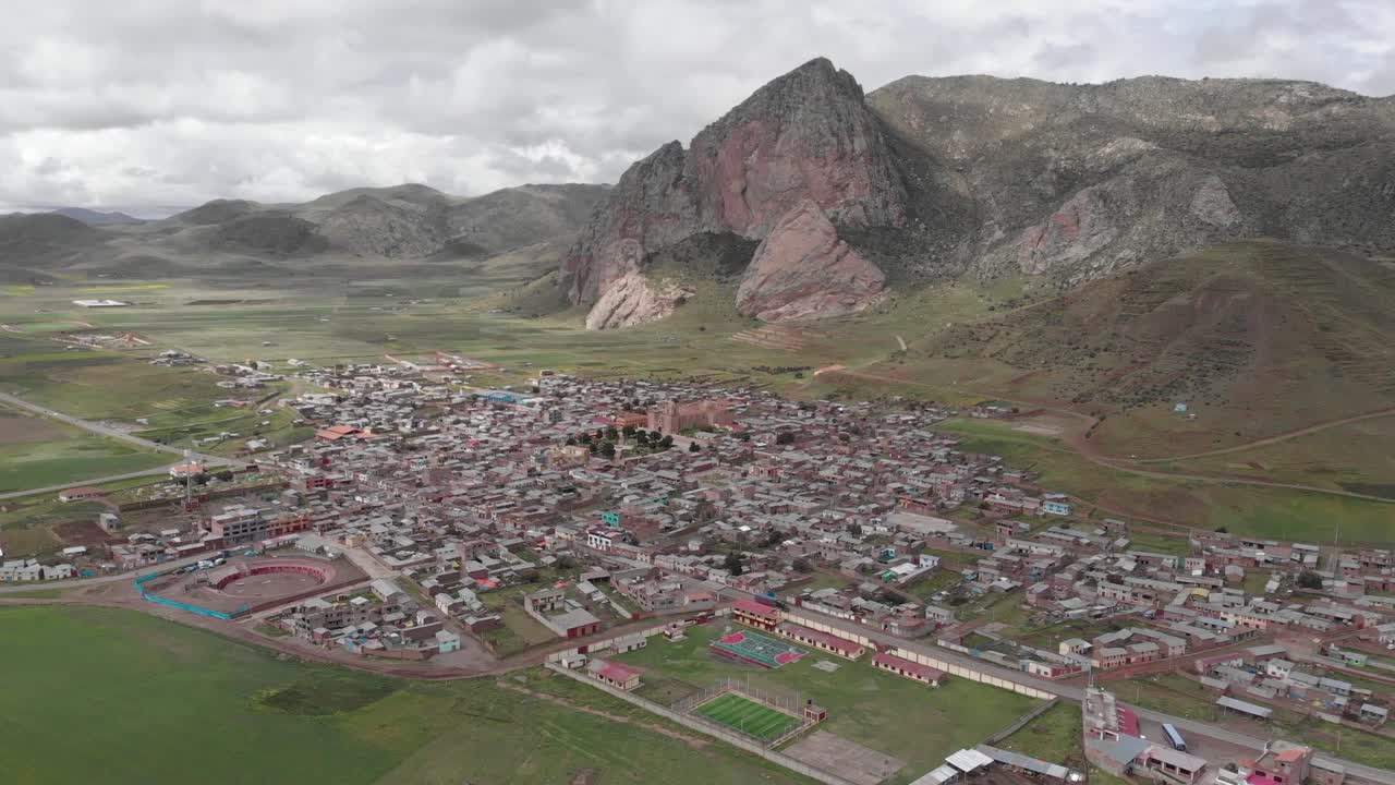 흐린 공중:푸카라는 페루 티티카카 호수 근처의 고원 마을입니다.