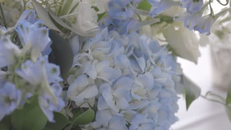 flores de boda sentadas en la cena