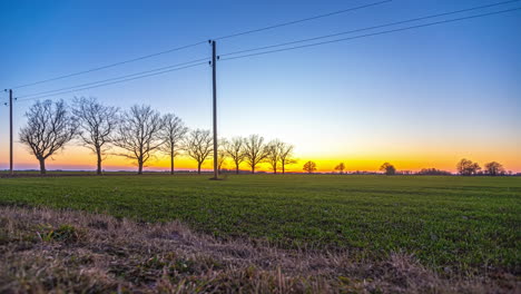 Kometen-Ziehen-Durch-Den-Himmel-Bei-Strahlendem-Sonnenuntergang,-Schöner-Warmer-Tag-Draußen