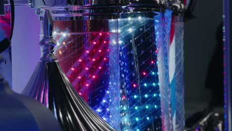 las luces led multicolores caen en cascada por tubos transparentes, creando una pantalla vibrante