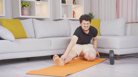 hombre con una lesión muscular en la pierna.