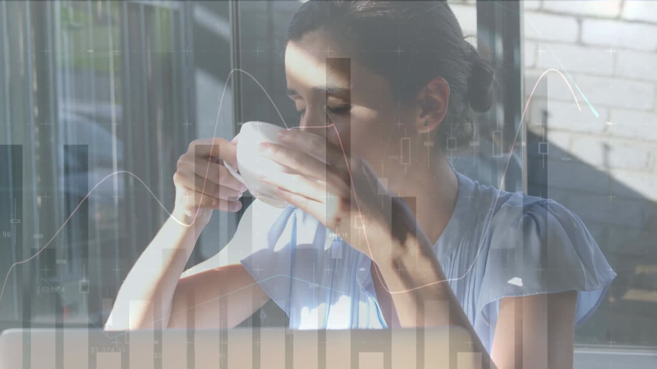 여성이 커피를 마시고 노트북을 사용하는 것에 대한 통계와 데이터 처리의 애니메이션