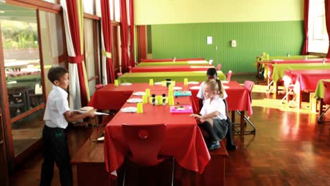 niños de la escuela almorzando en la cantina