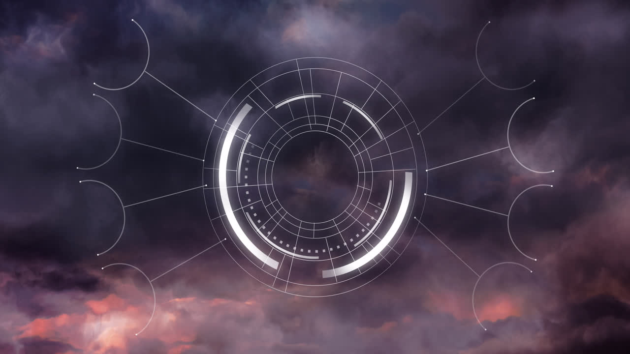 천둥과 어두운 구름에 대해 회전하는 둥근 스캐너의 애니메이션