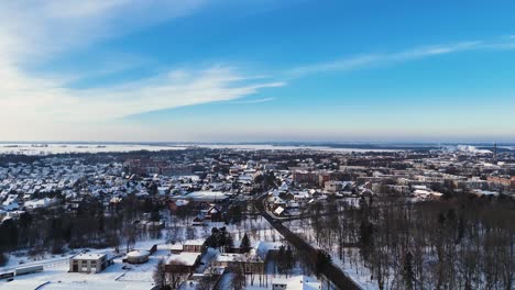 Sich-Langsam-Entwickelnder-Blick-Auf-Eine-Kleine,-Malerische,-Sich-Entwickelnde-Stadt-Oder-Ein-Dorf,-Wintersaison