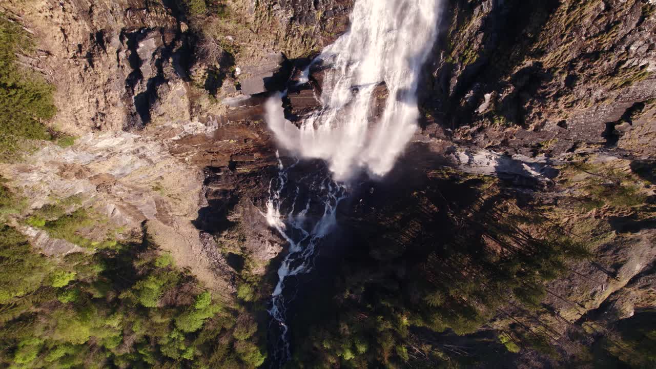 imágenes aéreas de drones que levantan la vista de arriba hacia abajo de una cascada de ensueño en grindelwald en los alpes suizos