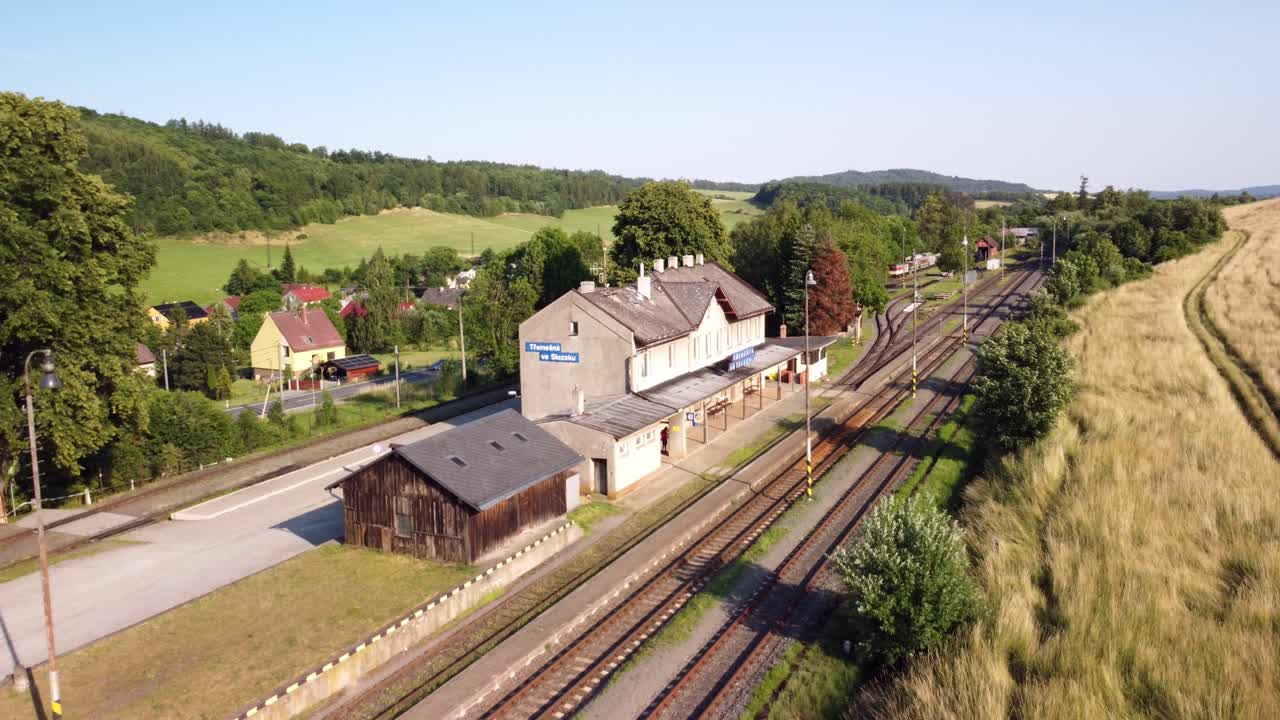 vista aérea de la estación de tren de osoblaha, tremesna ve slezsku en osoblaha, chequia