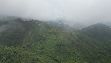 Volando-Sobre-Las-Verdes-Crestas-Montañosas-De-Una-Finca-Cafetalera-Ubicada-En-El-Eje-Cafetalero-En-El-Bajo-Tablazo-Cerca-De-La-Ciudad-De-Manizales-En-El-Departamento-De-Caldas-De-Colombia