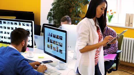 diseñadores gráficos trabajando en su escritorio