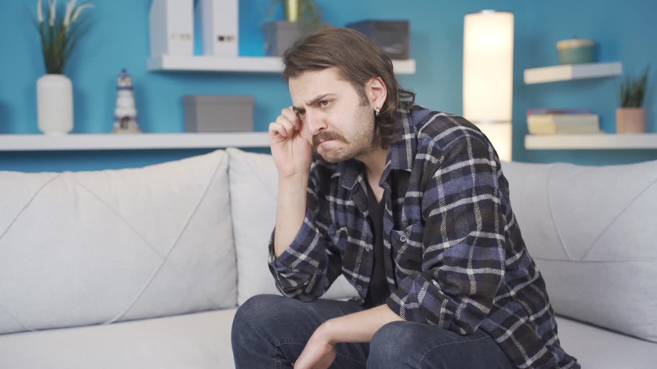 un hombre nervioso y reflexivo.