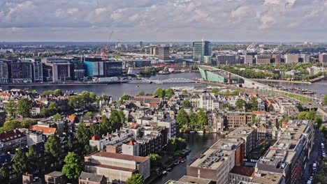 Amsterdam,-Países-Bajos,-Antena-V37,-Saque-La-Toma-Del-Museo-De-Ciencias-Nemo-A-Través-Del-Vecindario-Nieuwmarkt-En-Lastage-Capturando-El-Hermoso-Paisaje-Urbano-Patrimonial-En-El-Centro-Metropolitano---Agosto-De-2021