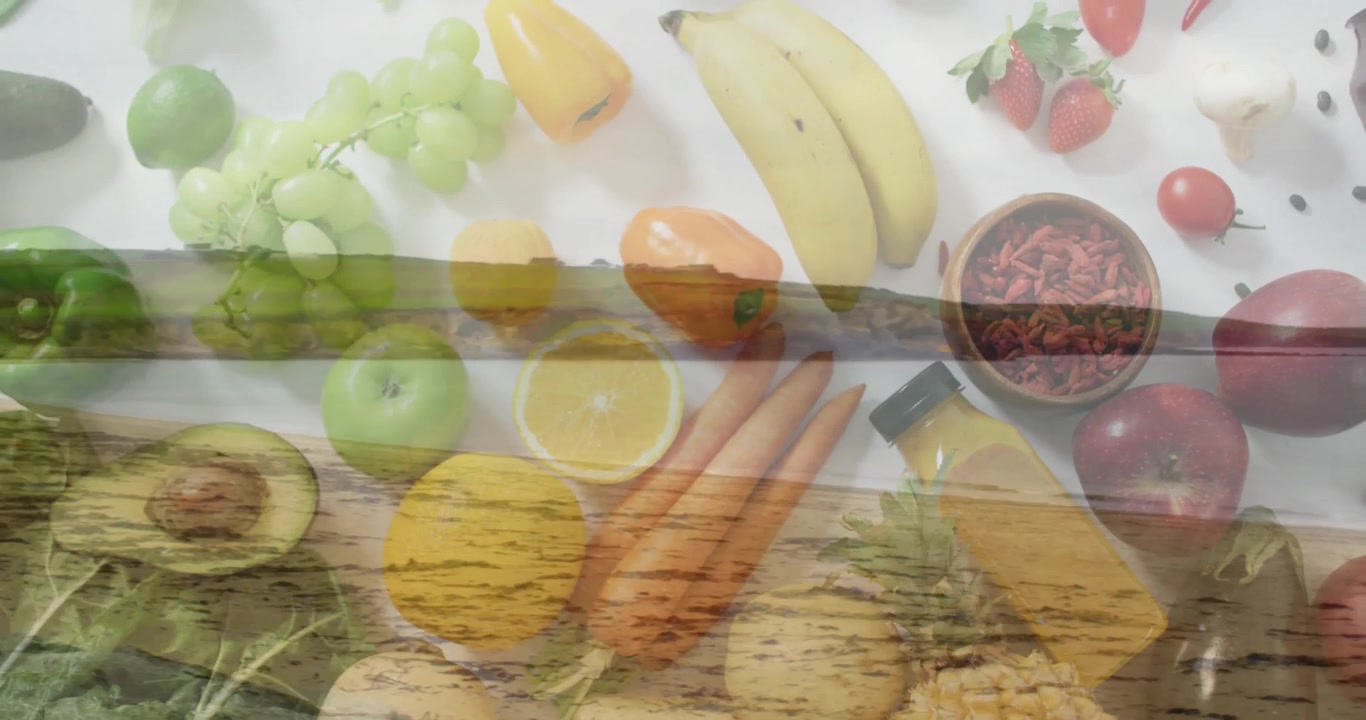 Doppia esposizione di frutta e verdura fresca su un paesaggio costiero.