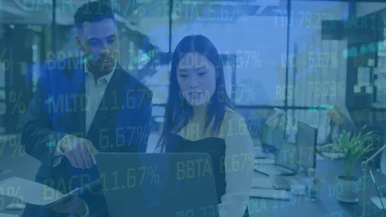 animación del procesamiento de datos sobre diversas personas de negocios hablando en la oficina