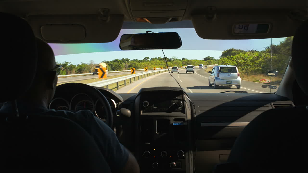 도시 밖에서 자동차로 여행하는 것