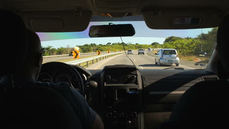 Viajar-En-Coche-Fuera-De-La-Ciudad