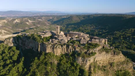 Vista-Aérea-Del-Clásico-Pueblo-Italiano-Construido-Sobre-Un-Acantilado