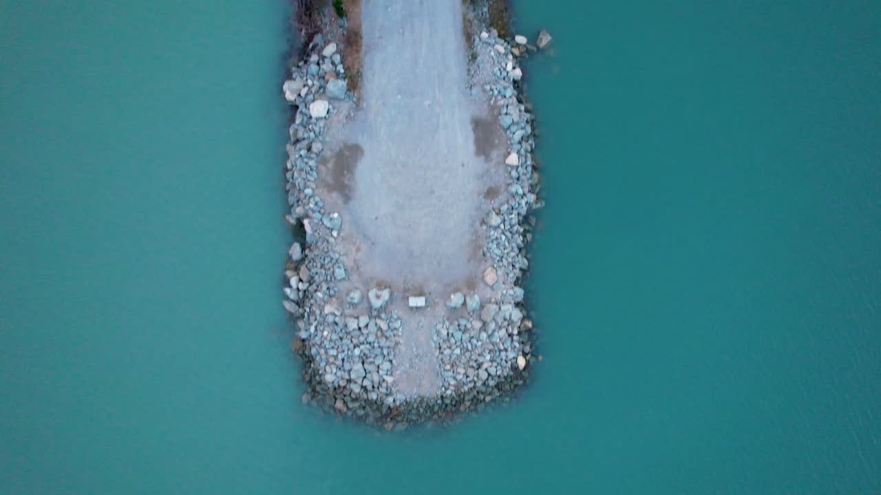 깨끗한 푸른 바다의 공중 하향식 항구, 캐나다 스쿼미시 침 보존 지역에서 미니멀한 드론 촬영