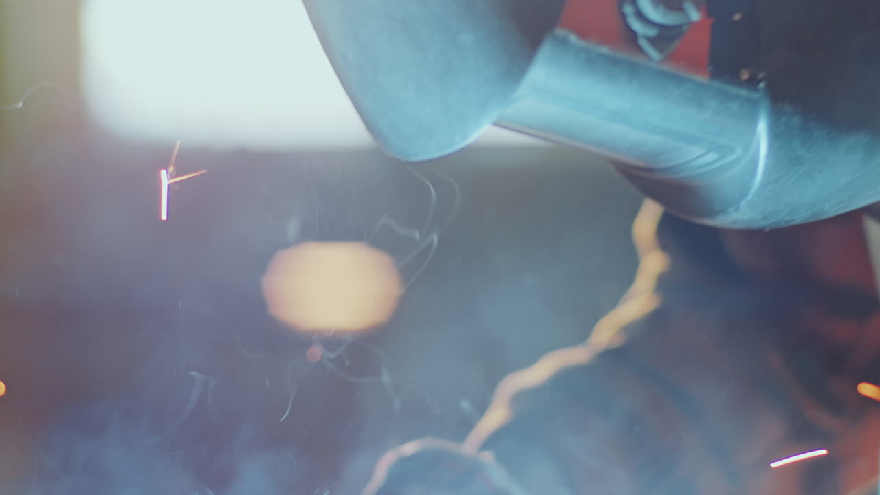 금속 작업 도중 각 가루 를 사용 하는 아프리카계 미국인 철공