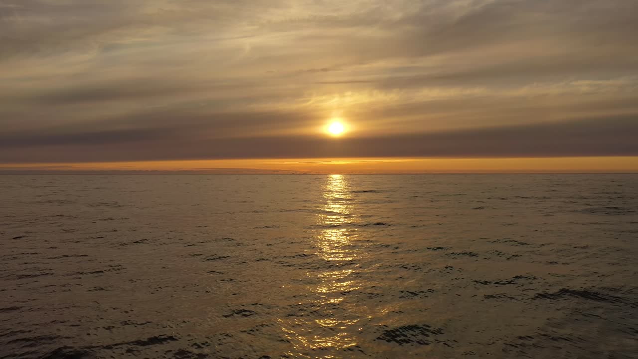 바다 위 의 아름다운 일몰 의 공중 사진. 노르웨이 의 로포텐 군도 의 해변.