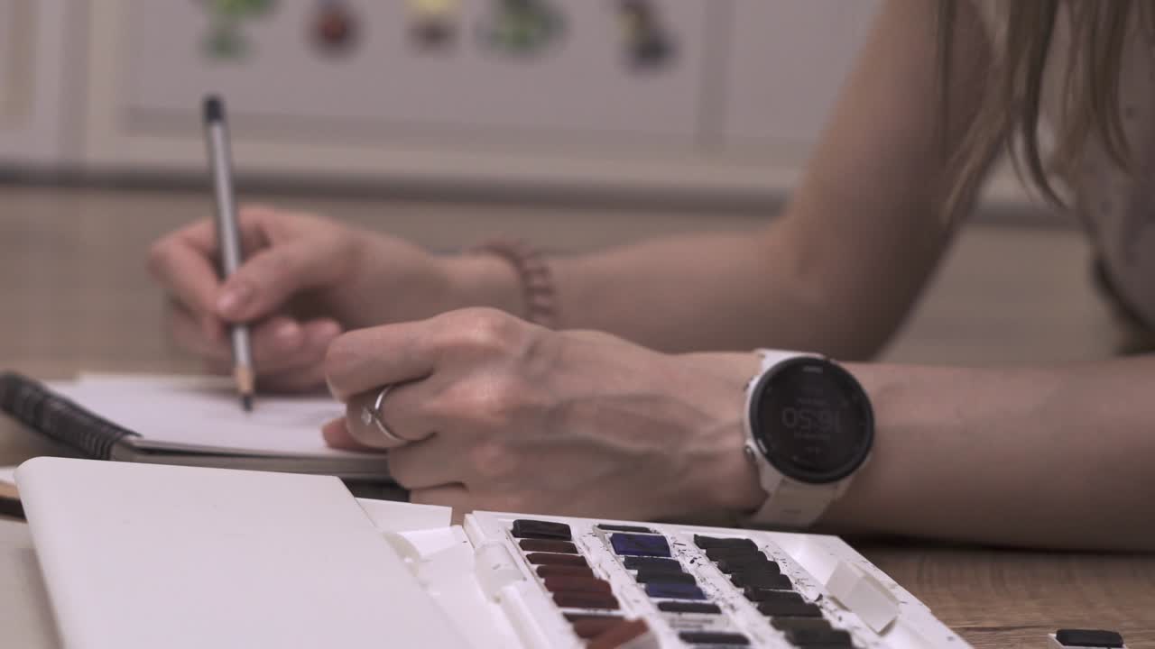 la mujer artista hace un boceto en casa con su gato. trabajo con mascotas