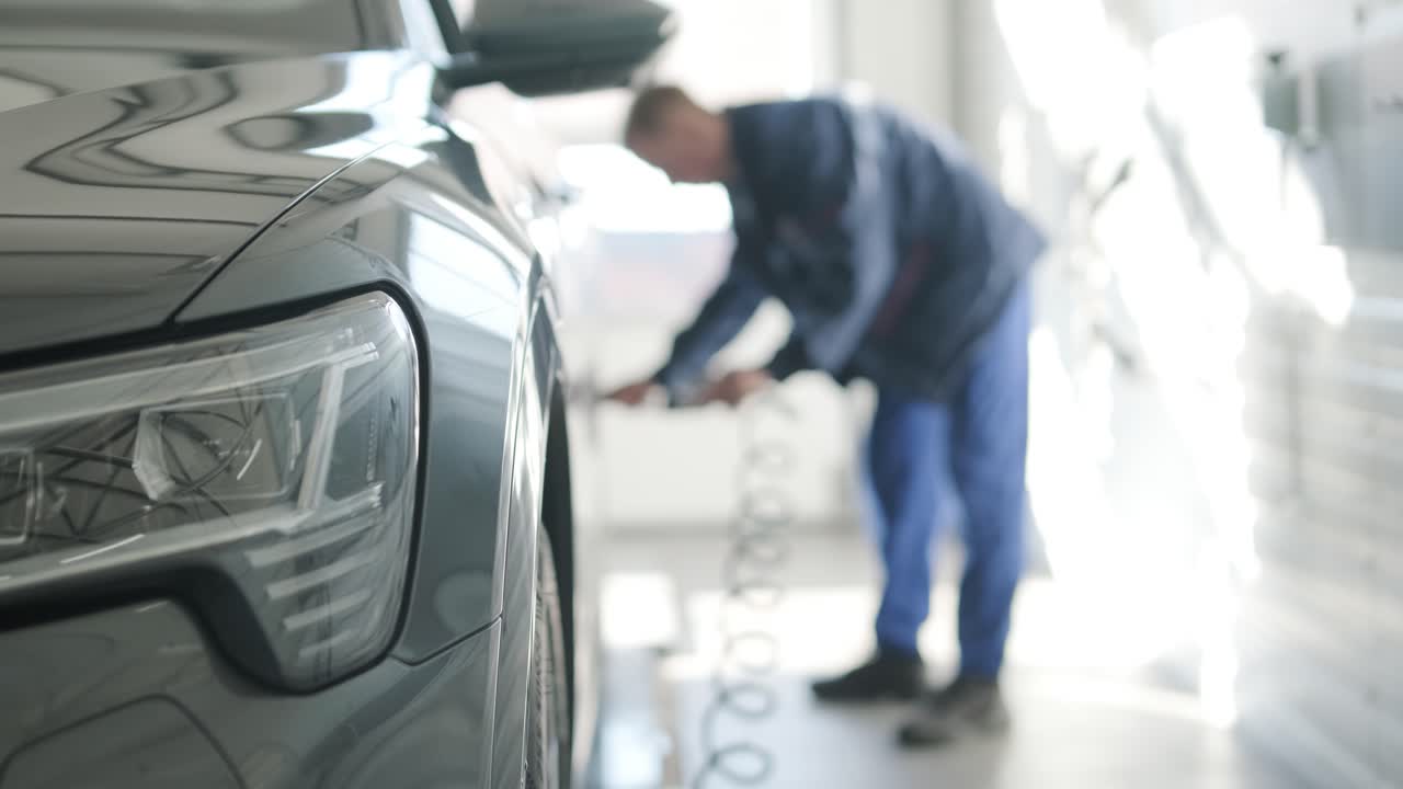 현대 워크에서 바 정렬 프로세스를 수행하는 메카닉: 최적의 성능과 안전을 위해 정확한 차량 정렬을 보장하기 위해 전문 장비가 사용됩니다.