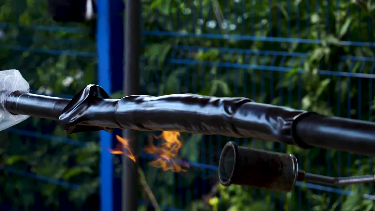 파이프에 열 수축 단열을 적용하는 것