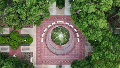 Luftbild-Eines-Wasserbrunnens-In-Einem-Park-In-Mobile,-Alabama