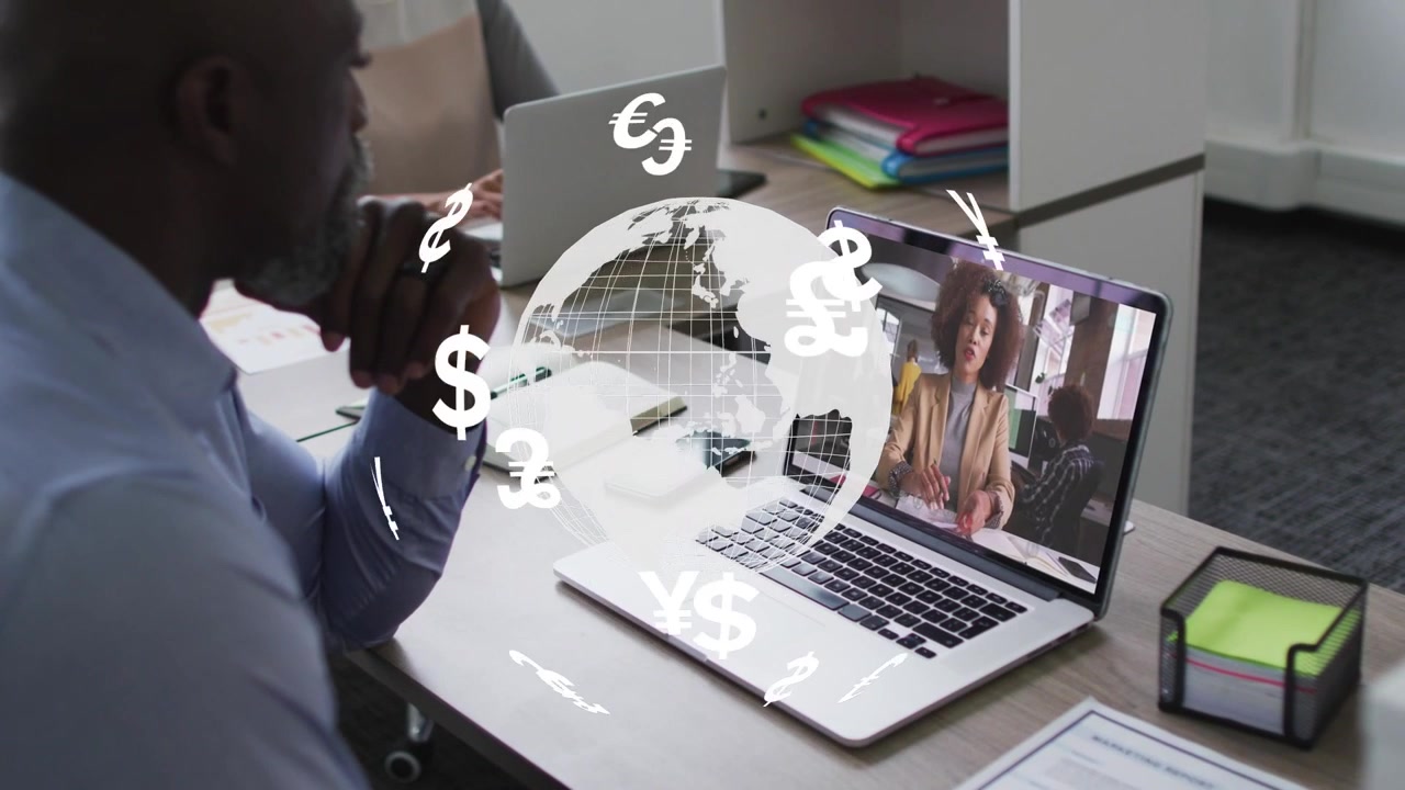 Uomo che guarda il laptop mentre una donna parla, con un globo rotante che mostra valute che si muove tra il laptop e l'uomo, per la finanza.