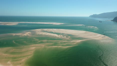 Las-Formaciones-De-Arena-En-La-Parte-Superior-De-La-Península-De-Troja-En-Portugal