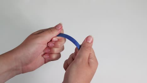 sequence of snapping a plastic band by hand