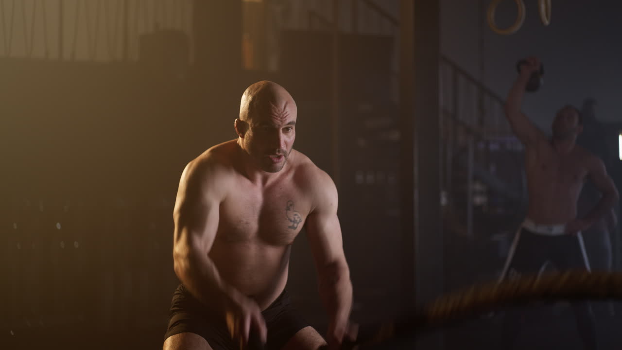 Mænd, der træner i fitnesscenteret