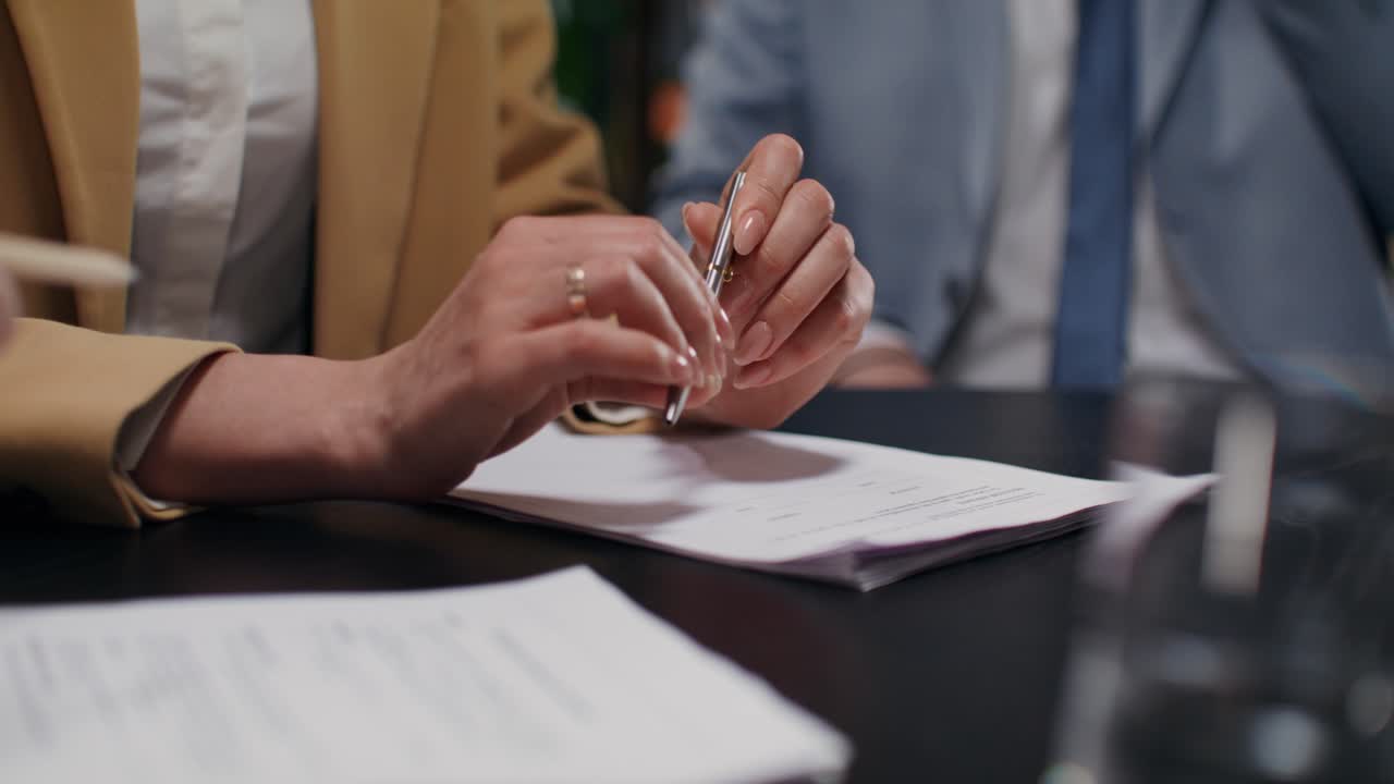 Riunione d'affari - Firma di documenti