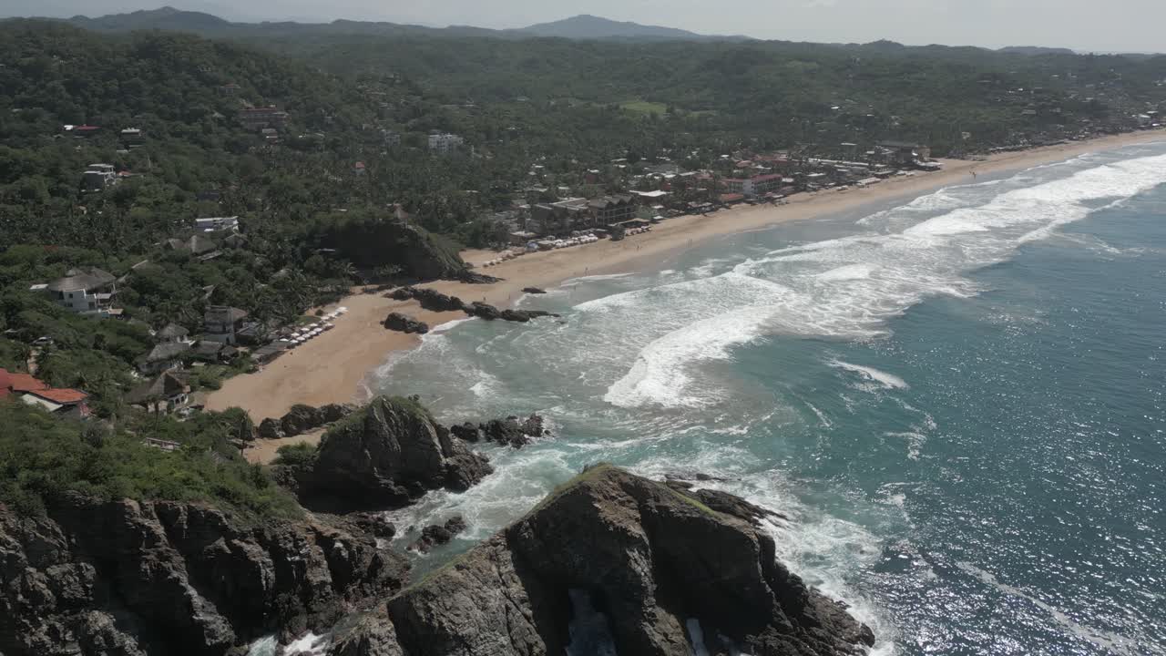 el avión desciende a la hermosa playa de arena zipolite en mazunte, méxico.
