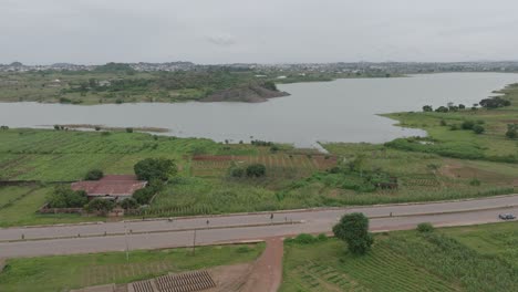 Aéreo---Presa-Y-Autopista-Lamingo,-Meseta-De-Jos,-Nigeria,-Tiro-Hacia-Adelante