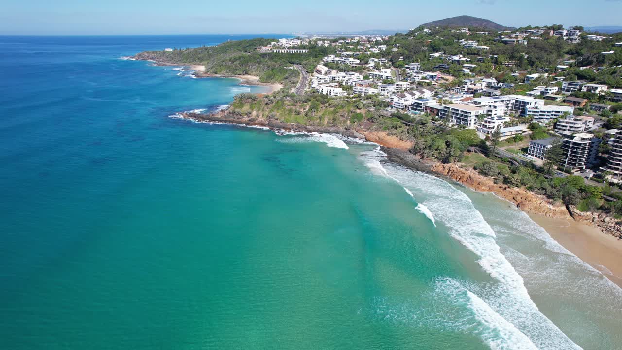 vista de la ciudad costera en coolum beach, sunshine coast, región de noosa en queensland, australia