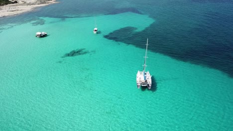 colonia sant jordi, mallorca españa. increíble paisaje aéreo de drones de la encantadora playa de estanys y los barcos con un mar turquesa del caribe