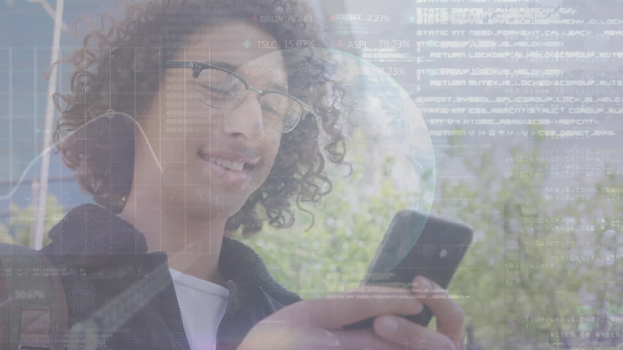 animación del globo y procesamiento de datos sobre un empresario biracial que usa un teléfono inteligente