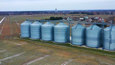 Silos-De-Grano-De-Acero-Para-Almacenamiento-De-Grano-En-La-Granja-Con-Elevador-De-Grano-Moderno