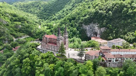 Aufsteigende-Drohne,-Luftbasilika-De-Sant-Maria-Covadonga-Spanien